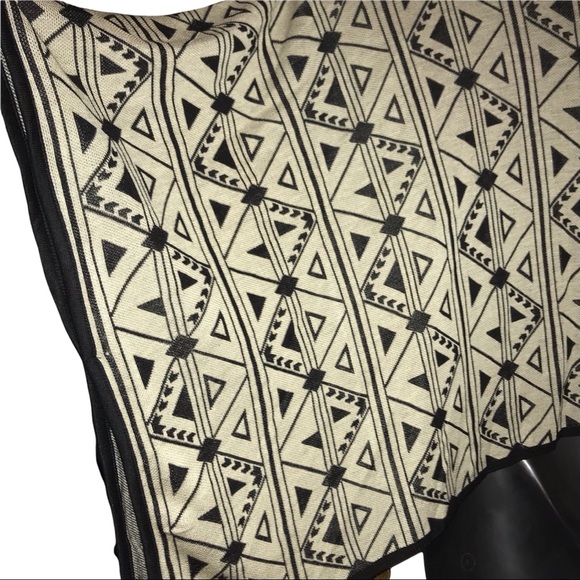 I’m in love with Derek Tribal Print Shawl Coverup - Picture 3 of 7